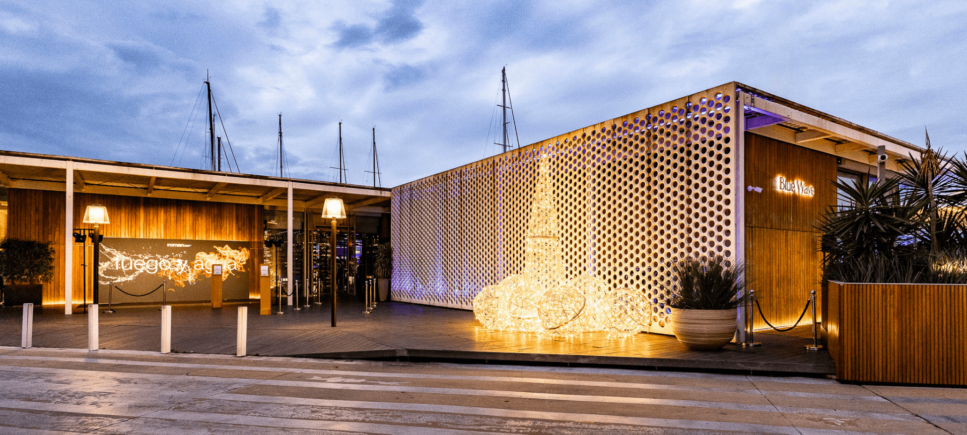 Roman corporate celebration at Marina Port Vell, featuring interactive activities and a dynamic seaside experience