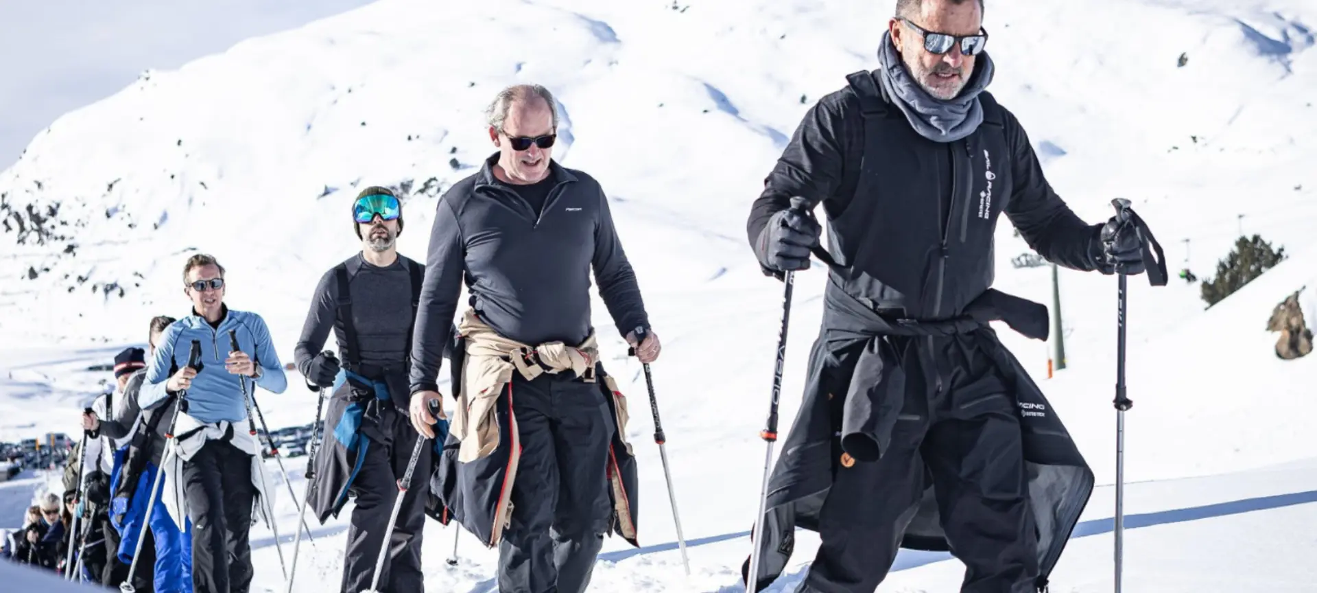 Imágen de grupo de capitanes en la escapada de ski organizada por Marina Port Vell en Baqueira Beret, disfrutando de nieve, paisajes de montaña y aventura en los Pirineos.