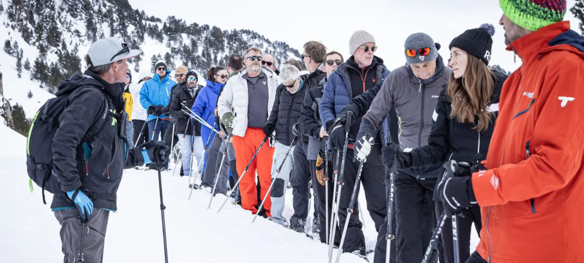 Imagen de un instructor impartiendo formaci&oacute;n de esqu&iacute; a capitanes y tripulaciones durante la Captains&rsquo; Ski Escape de Marina Port Vell en Baqueira Beret, destacando la excelencia, seguridad y aprendizaje en un entorno de monta&ntilde;a de primer nivel.